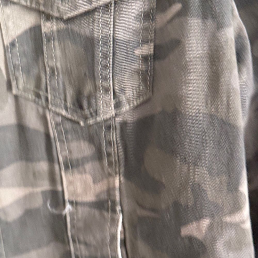 d. jeans Women's Camo Print Jean Jacket. Size M - Picture 3 of 6